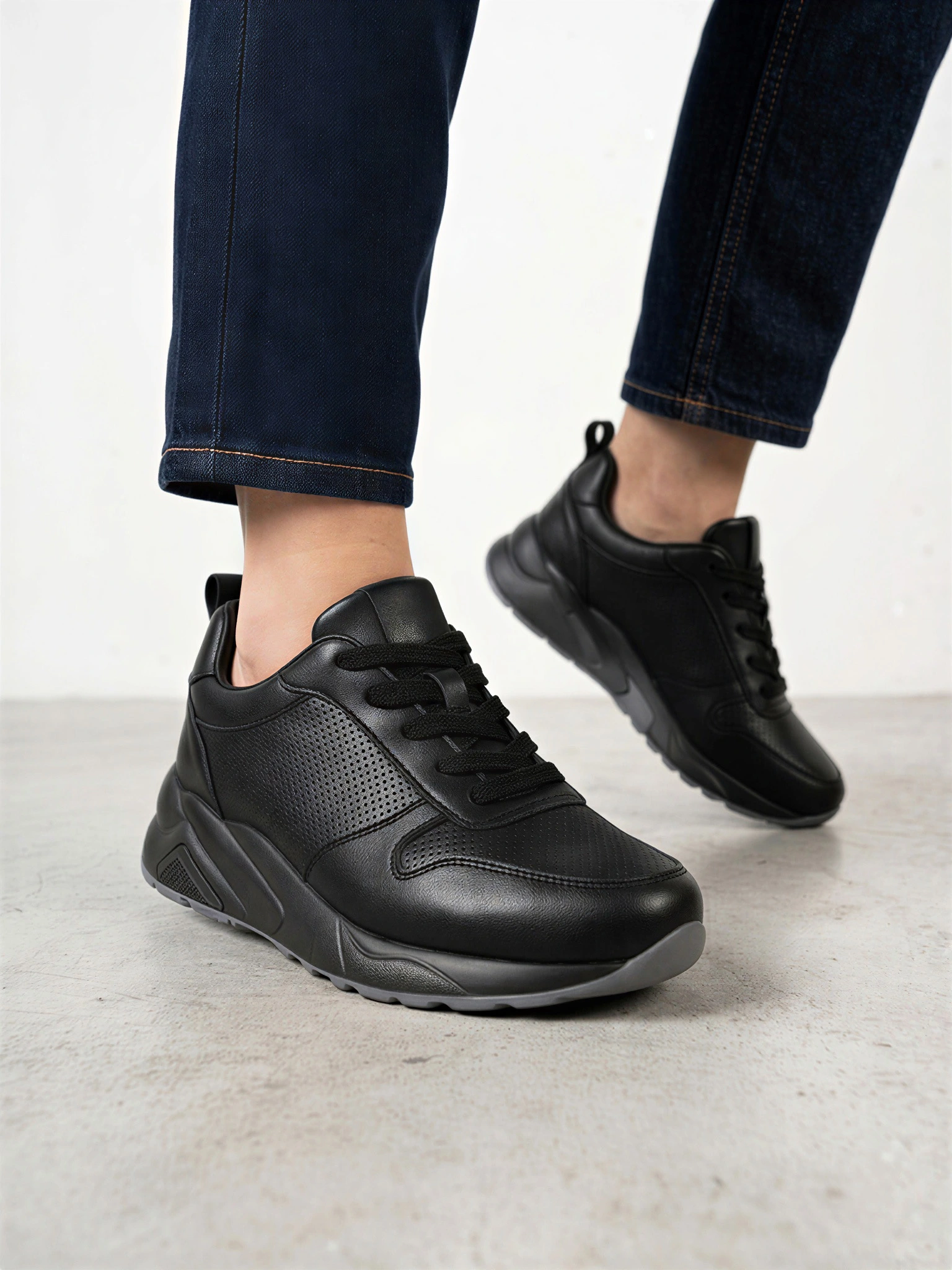 Кроссовки черного цвета на средней платформе